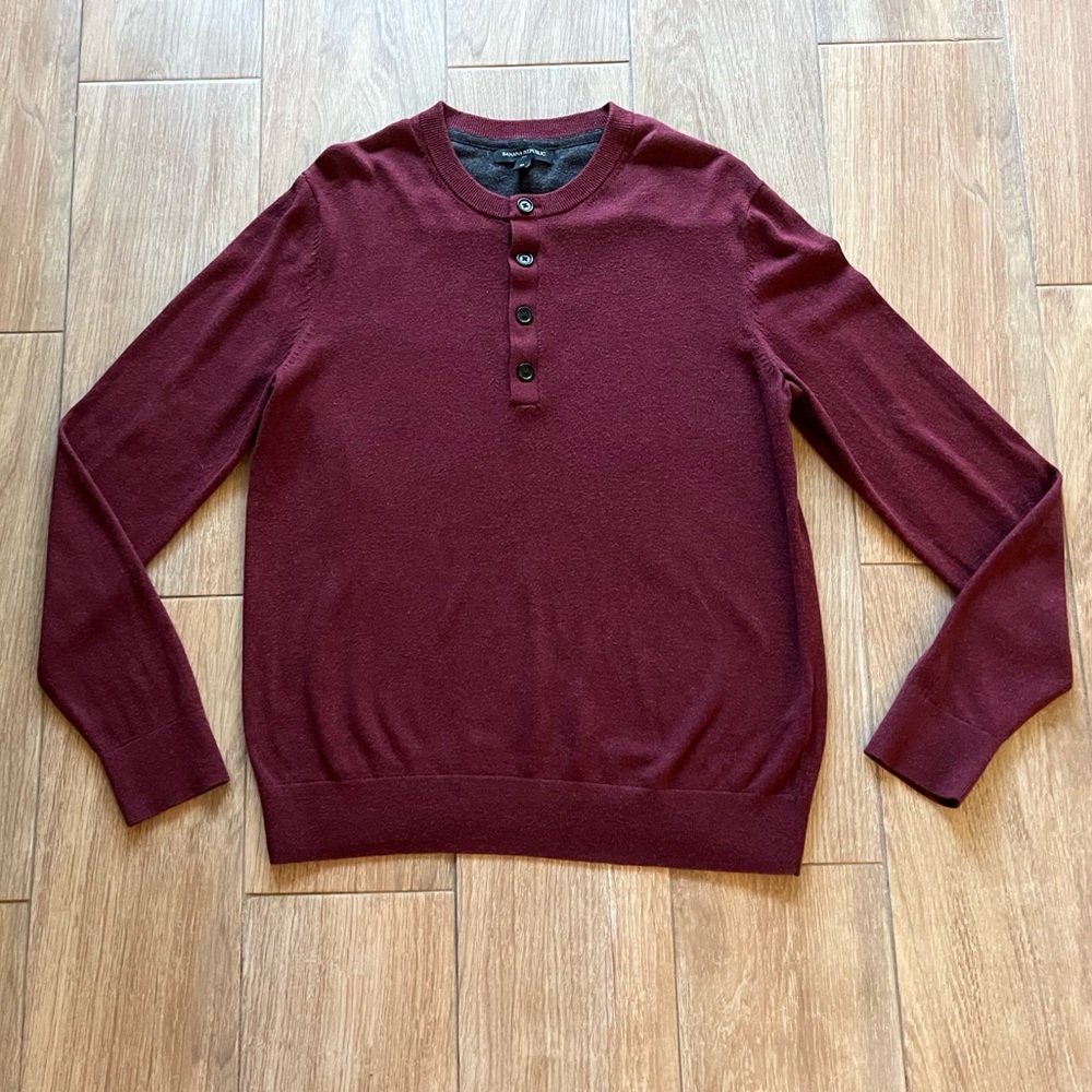 Banana Republic Men’s Maroon pullover sweater with buttons